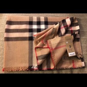 SOLD💫NEW BURBERRY CAMEL/GOLD GIANT CHECK SCARF ✨